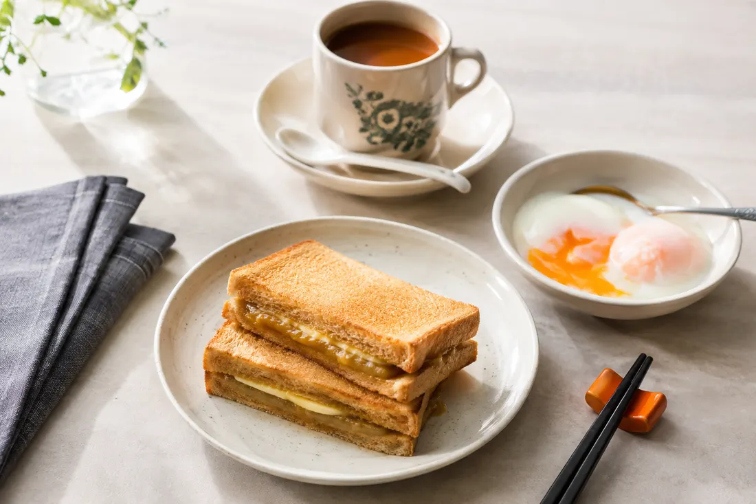 Sarapan roti bakar kaya, telur dan kopi di meja Kopi Play Hub