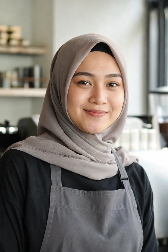 Nurul Athirah, pengurus operasi Kopi Play Hub, di ruang kaunter kedai